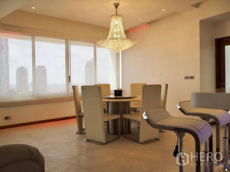 คอนโด ให้เช่าในKhlong San, Bangkok - มุมรับประทานอาหารสว่างไสว โคมระย้าคริสตัล และเคาน์เตอร์บาร์ข้างหน้าต่างบานใหญ่