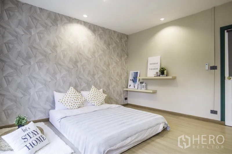 ทาวน์เฮาส์ ให้เช่าในKhlong Toei, Bangkok - ห้องนอนผนังลายกราฟิก พร้อมชั้นวางลอยและไฟดาวน์ไลท์