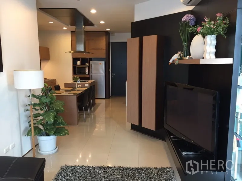 คอนโด ให้เช่าในKhlong Toei, Bangkok - โถงนั่งเล่นรับประทานอาหารแบบเปิดโล่ง พร้อมชั้นวางทีวีและต้นไม้