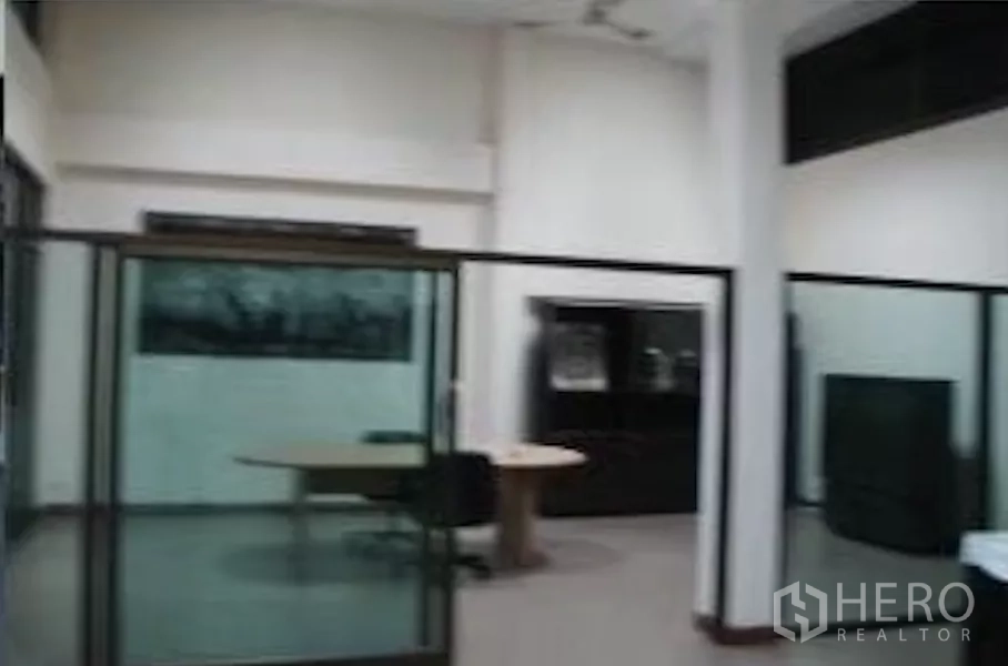 โรงงาน ให้เช่าในBang Phli, Samut Prakan - ห้องสำนักงานกั้นกระจกภายในตัวอาคารโรงงาน