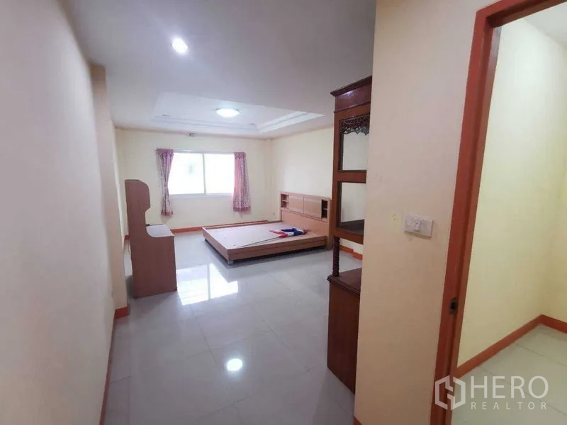 อาคารพาณิชย์ ให้เช่าในSuan Luang, Bangkok - มุมมองจากโถงทางเดินเข้าสู่ห้องนอนพร้อมเตียงและหน้าต่าง