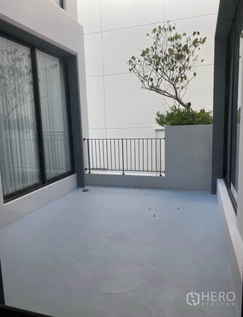 บ้านเดี่ยว for rent or sale in Lat Krabang, Bangkok - เทอเรซส่วนตัวกลางบ้านพร้อมราวกันตกและประตูกระจกสูงเต็มบาน
