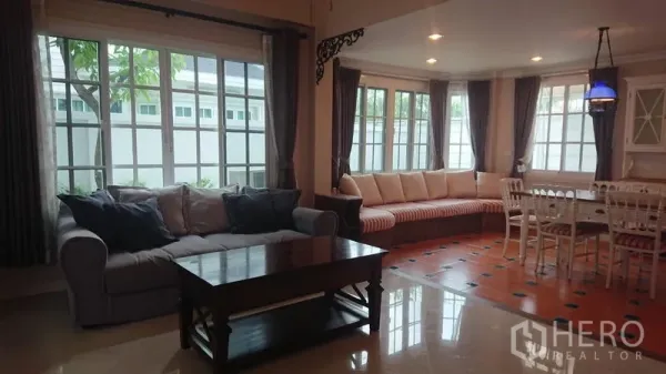บ้าน ให้เช่าในMueang Samut Prakan, Samut Prakan - ห้องนั่งเล่นสว่าง หน้าต่างมุมกว้าง โซฟา เบาะริมหน้าต่าง และไฟดาวน์ไลท์