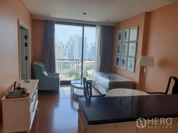 คอนโด ให้เช่าในKhlong Toei, Bangkok - ห้องนั่งเล่นสว่างพร้อมประตูกระจกบานใหญ่ ระเบียง และวิวสกายไลน์กรุงเทพฯ