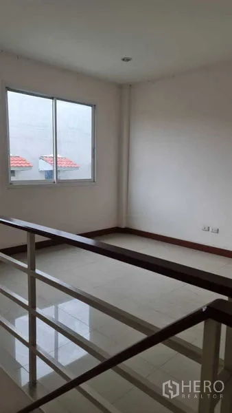 联排别墅 for 在Lam Luk Ka, Pathum Thani - 二楼过道，带窗户与地砖。