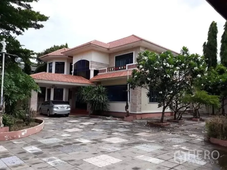Detached House for sale in Bueng Kum, Bangkok - Two-storey detached house with red-tile roof and large paved driveway in Ram Inthra, Bueng Kum.