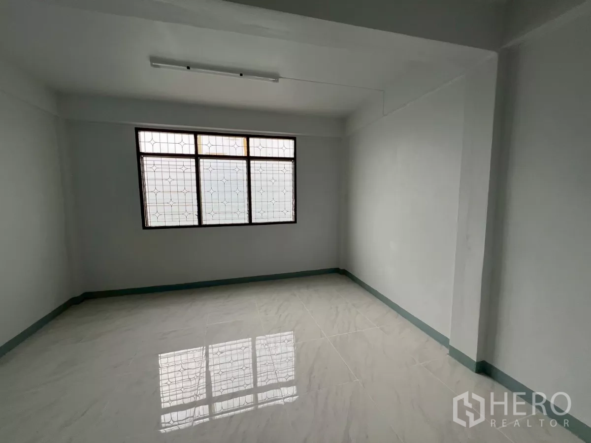 อาคารพาณิชย์ ให้เช่าในKhlong Toei, Bangkok - ห้องรับแสง พื้นกระเบื้องขาวเงา และหน้าต่างบานใหญ่มีเหล็กดัด.