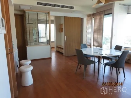 公寓 出租在Bang Rak, Bangkok - 餐区配圆桌与四把椅子，木地板临窗而设。