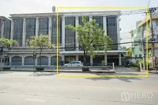 店屋 出租在Wang Thonglang, Bangkok - 临街多层店屋外观，整排高玻璃窗与路边围栏，面宽显眼。