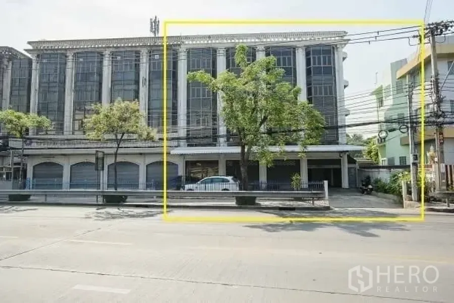 店屋 出租在Wang Thonglang, Bangkok - 临街多层店屋外观，整排高玻璃窗与路边围栏，面宽显眼。