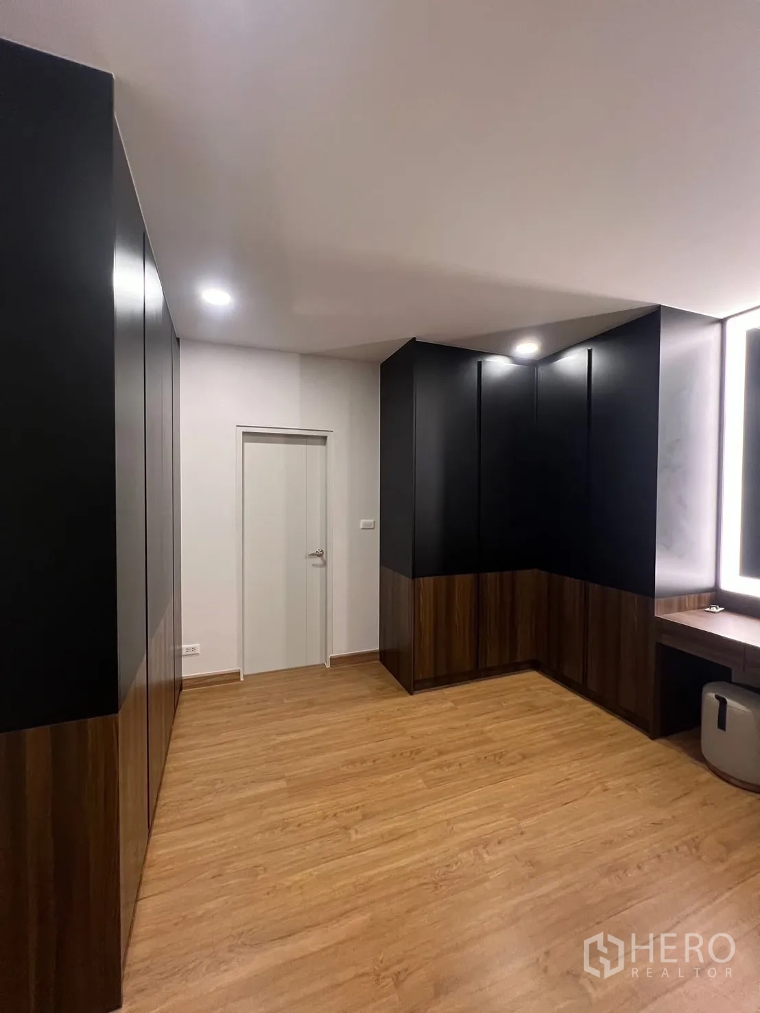 Detached House for rent in Bang Phli, Samut Prakan - Walk-in wardrobe area with black and walnut built-in cabinetry and vanity.