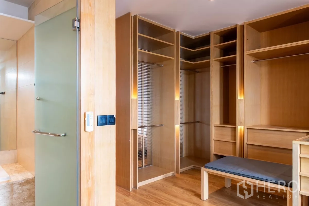 ทาวน์เฮาส์ ให้เช่าในLat Phrao, Bangkok - ห้องแต่งตัวบิวท์อินไม้พร้อมไฟส่องและม้านั่ง