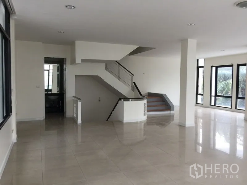 สำนักงาน ให้เช่าในBang Kho Laem, Bangkok - พื้นที่ทำงานเปิดโล่งพร้อมบันไดกลางและหน้าต่างสูง