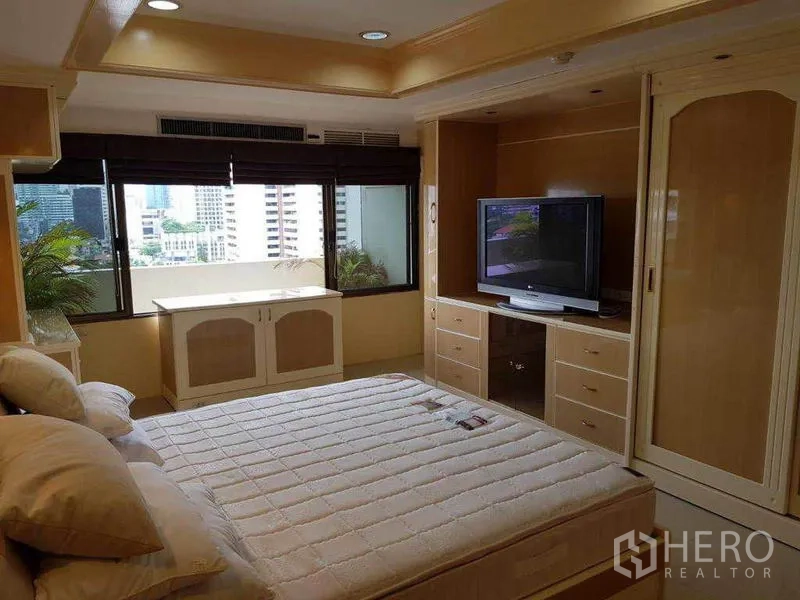 คอนโด ให้เช่าหรือขายในWatthana, Bangkok - ห้องนอนพร้อมหน้าต่างวิวเมือง ตู้วางทีวีและตู้เสื้อผ้าบิวท์อิน