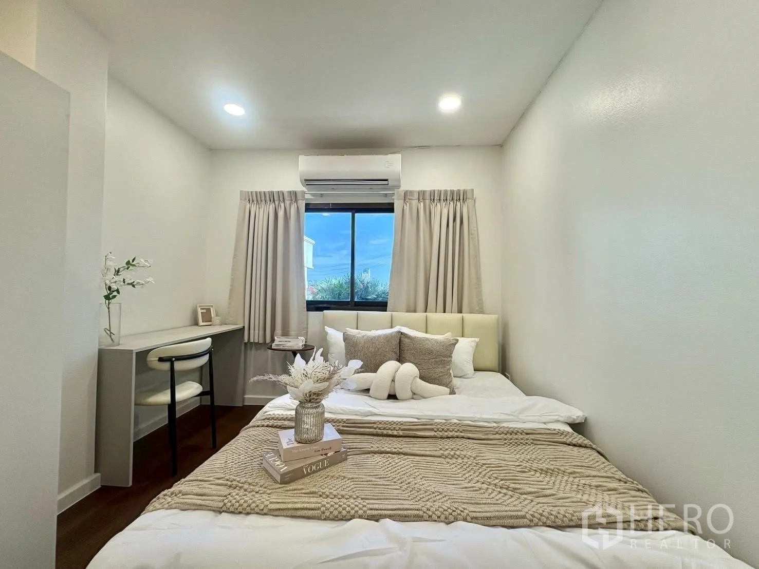 联排别墅 for rent in Huai Khwang, Bangkok - 卧室配双人床、书桌、空调与窗帘窗户。