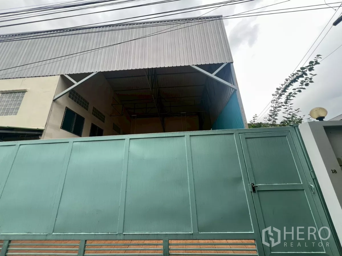 货栈 出租在Lat Phrao, Bangkok - 临街仓库外观，金属高门与带顶装卸入口。