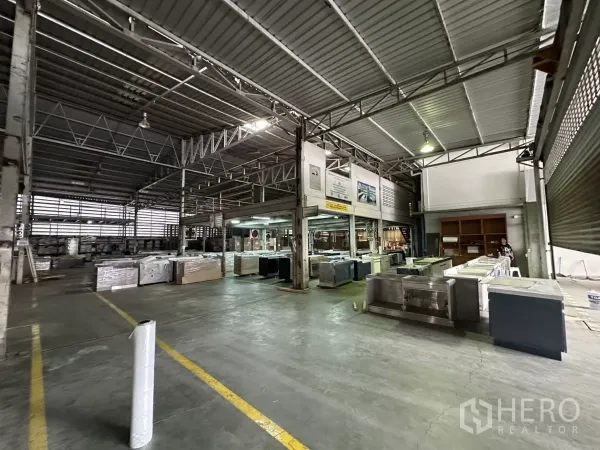Warehouse for rent in Yan Nawa, Bangkok - Industrial floor space with mezzanine office and wide roller shutter entry.
