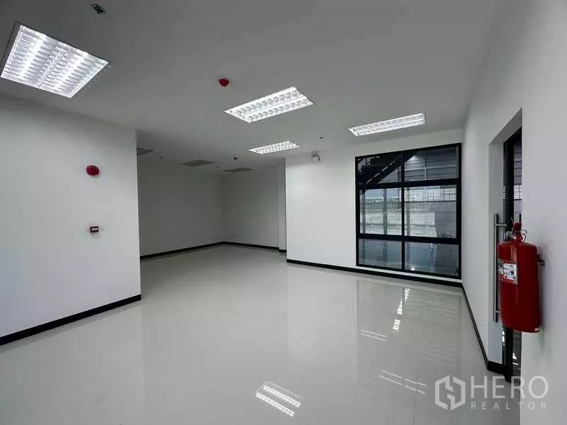 คลังสินค้า ให้เช่าในChon Buri - ห้องสำนักงานภายในโกดังสว่างสะอาด พื้นกระเบื้องและหน้าต่างบานใหญ่