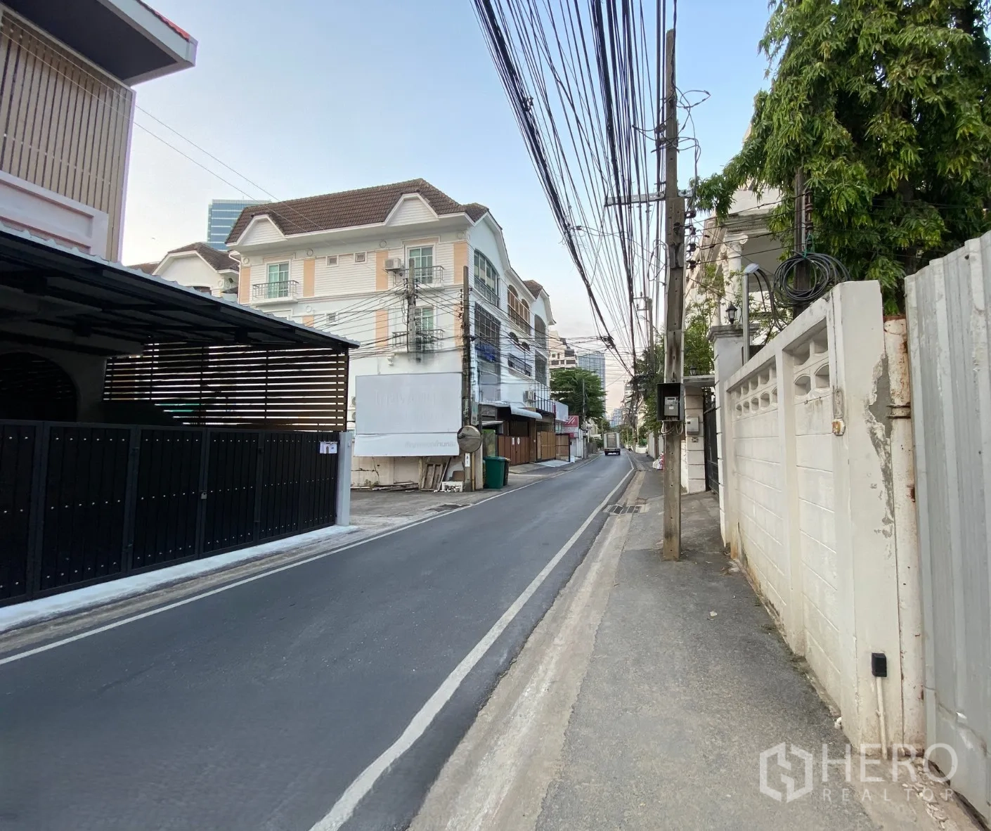 ที่ดิน for rent in Phaya Thai, Bangkok - ถนนย่านที่อยู่อาศัยใกล้แปลงที่ดิน มีทางเท้าและเสาไฟฟ้า