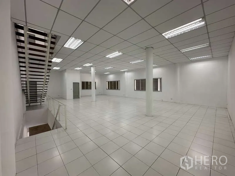 工厂 出租在Khlong Luang, Pathum Thani - 夹层办公室明亮整洁，瓷砖地面与格栅吊顶照明。