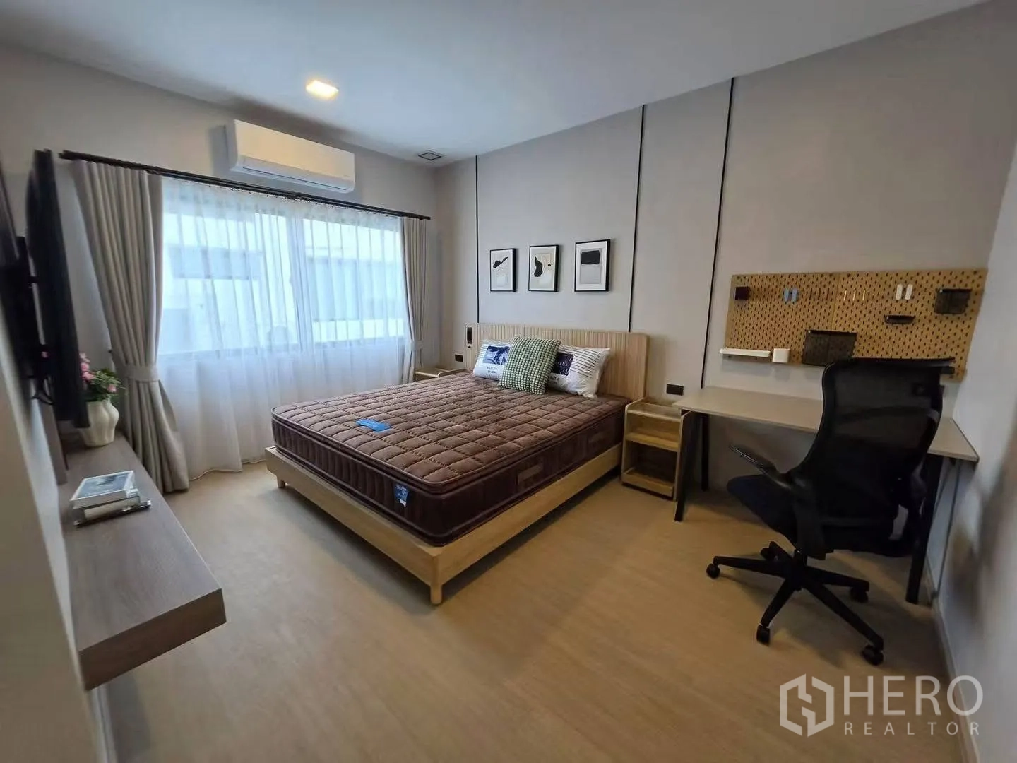 ทาวน์เฮาส์ for rent in Bang Phli, Samut Prakan - ห้องนอนสว่าง เตียง โต๊ะทำงาน ทีวีติดผนัง และผ้าม่านหน้าต่างบานใหญ่