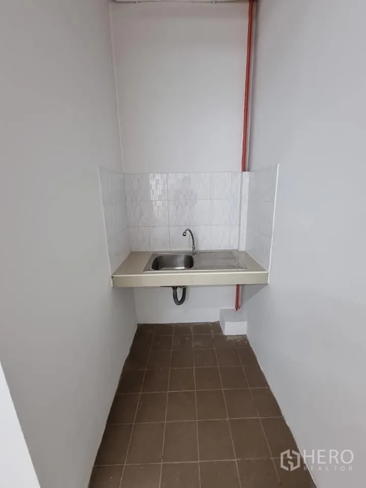 คลังสินค้า ให้เช่าในLam Luk Ka, Pathum Thani - มุมแพนทรีพร้อมซิงก์สแตนเลสและผนังกระเบื้อง