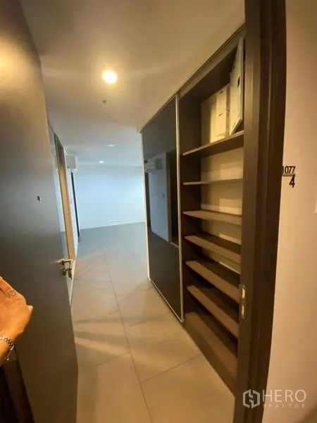 สำนักงาน ให้เช่าในPhaya Thai, Bangkok - โถงทางเข้าพร้อมตู้เก็บของบานเลื่อนและชั้นวางของ เชื่อมสู่ห้องทำงานหลัก