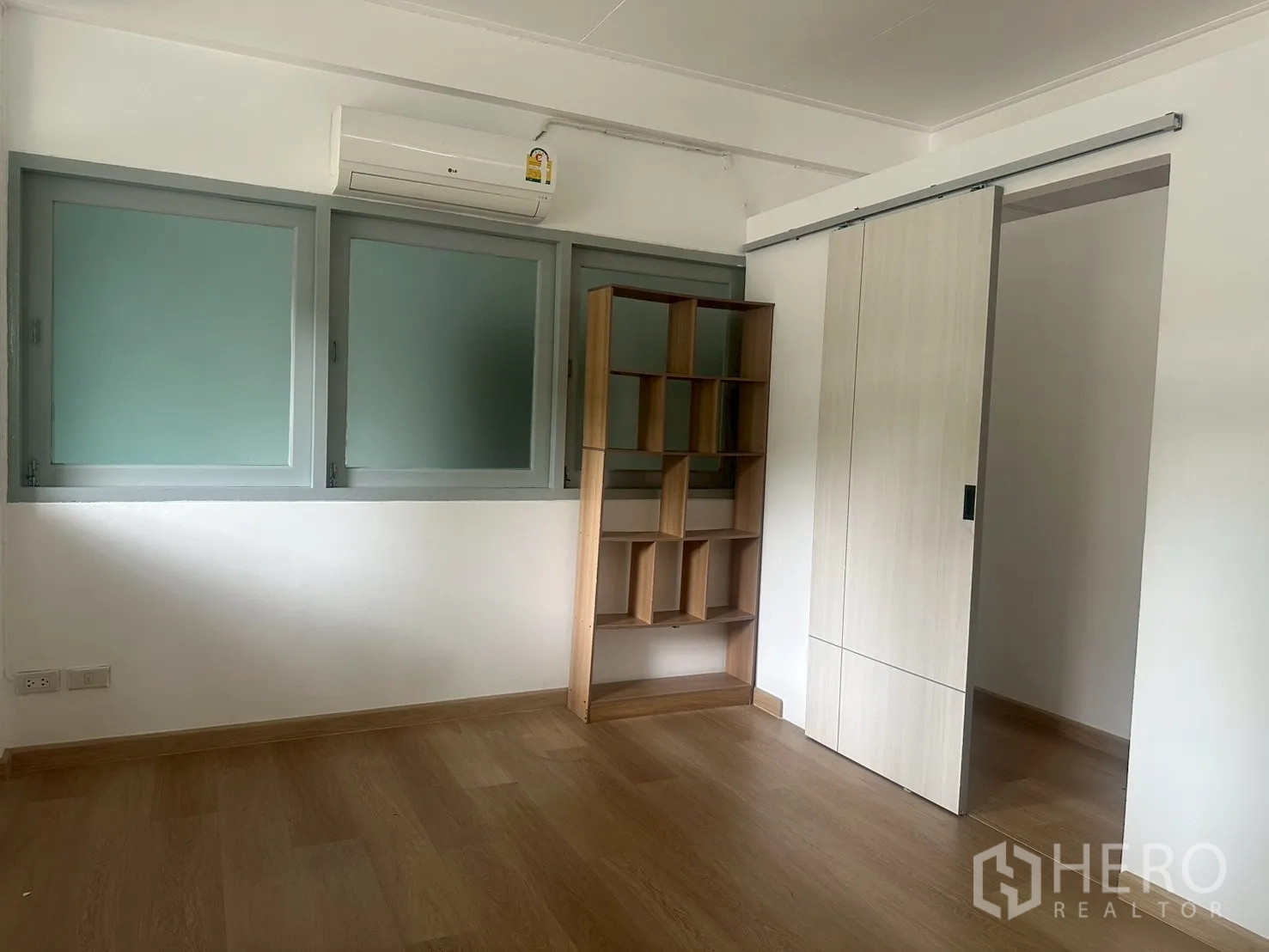 บ้าน ให้เช่าในWatthana, Bangkok - ห้องนอนพร้อมเครื่องปรับอากาศ ประตูบานเลื่อน และชั้นวางบิวท์อิน.