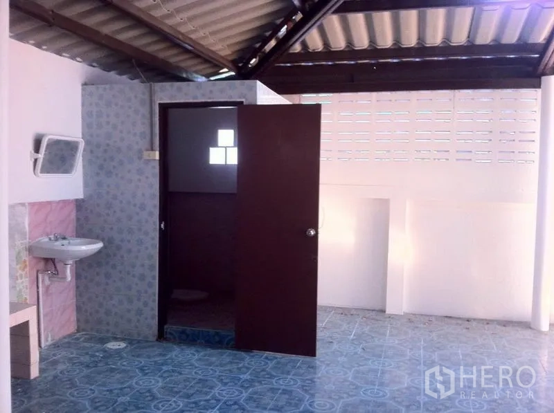 คลังสินค้า ให้เช่าในLam Luk Ka, Pathum Thani - ห้องน้ำปูกระเบื้องเรียบง่าย อ่างล้างหน้าและโถสุขภัณฑ์ ใต้หลังคาเมทัลชีท