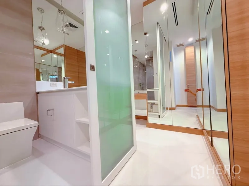 คอนโด ให้เช่าหรือขายในKhlong Toei, Bangkok - ห้องน้ำอีกมุม กระจกเงา ประตูกระจกฝ้า และเคาน์เตอร์ล้างหน้า