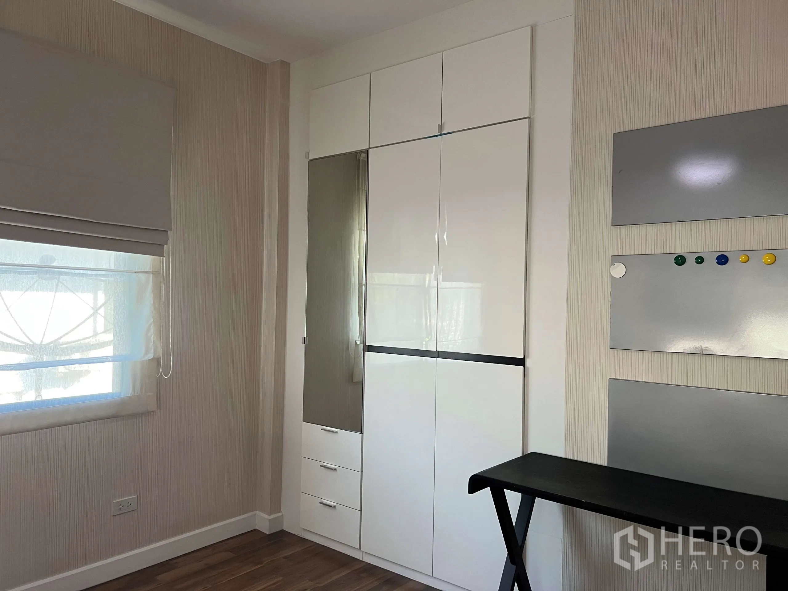 Detached House for rent in Prawet, Bangkok - Compact room with glossy white built-in wardrobe and study desk.