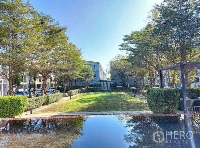 Townhouse for rent in Bang Phli, Samut Prakan - Landscaped communal garden with reflecting pool, trimmed hedges, trees and pavilion.