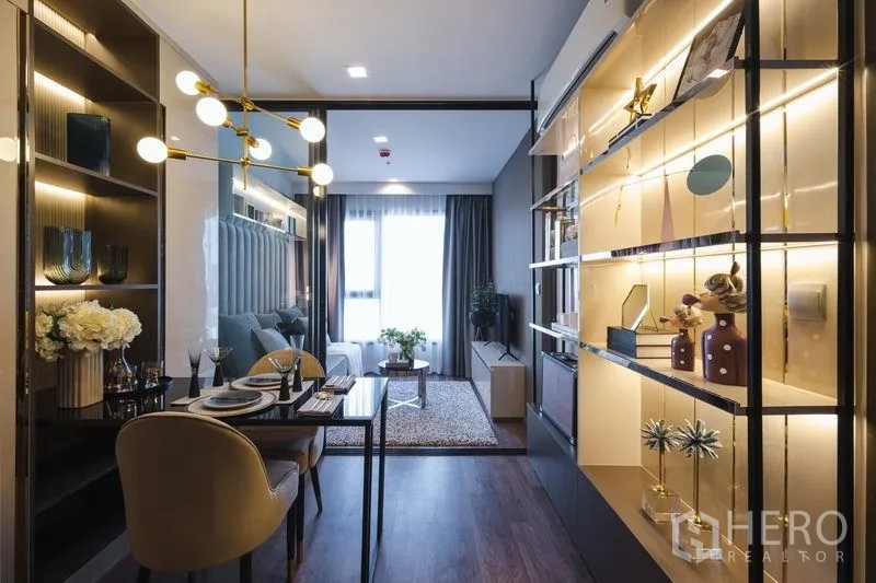 公寓 出售在Chatuchak, Bangkok - 紧凑餐区与灯光展示架，通向客厅空间