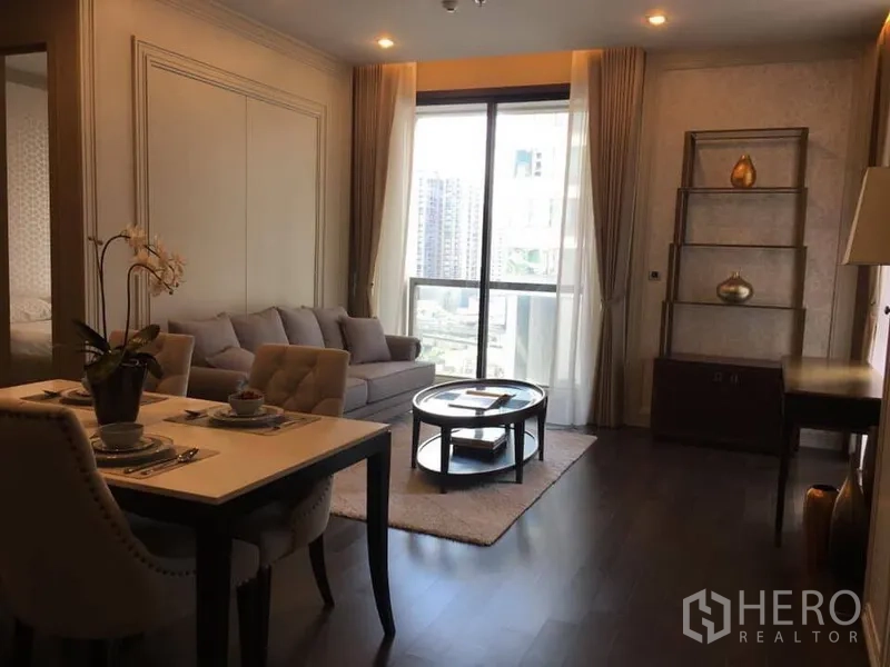 公寓 出租在Watthana, Bangkok - 明亮的客餐厅，沙发与圆形茶几，落地窗带城市景观。