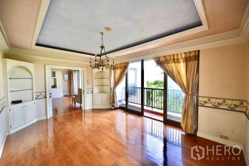 คอนโด ขายในPak Kret, Nonthaburi - ห้องอาหารพร้อมโคมแชนเดอเลียร์ ตู้โชว์บิ้วท์อิน และประตูออกระเบียง