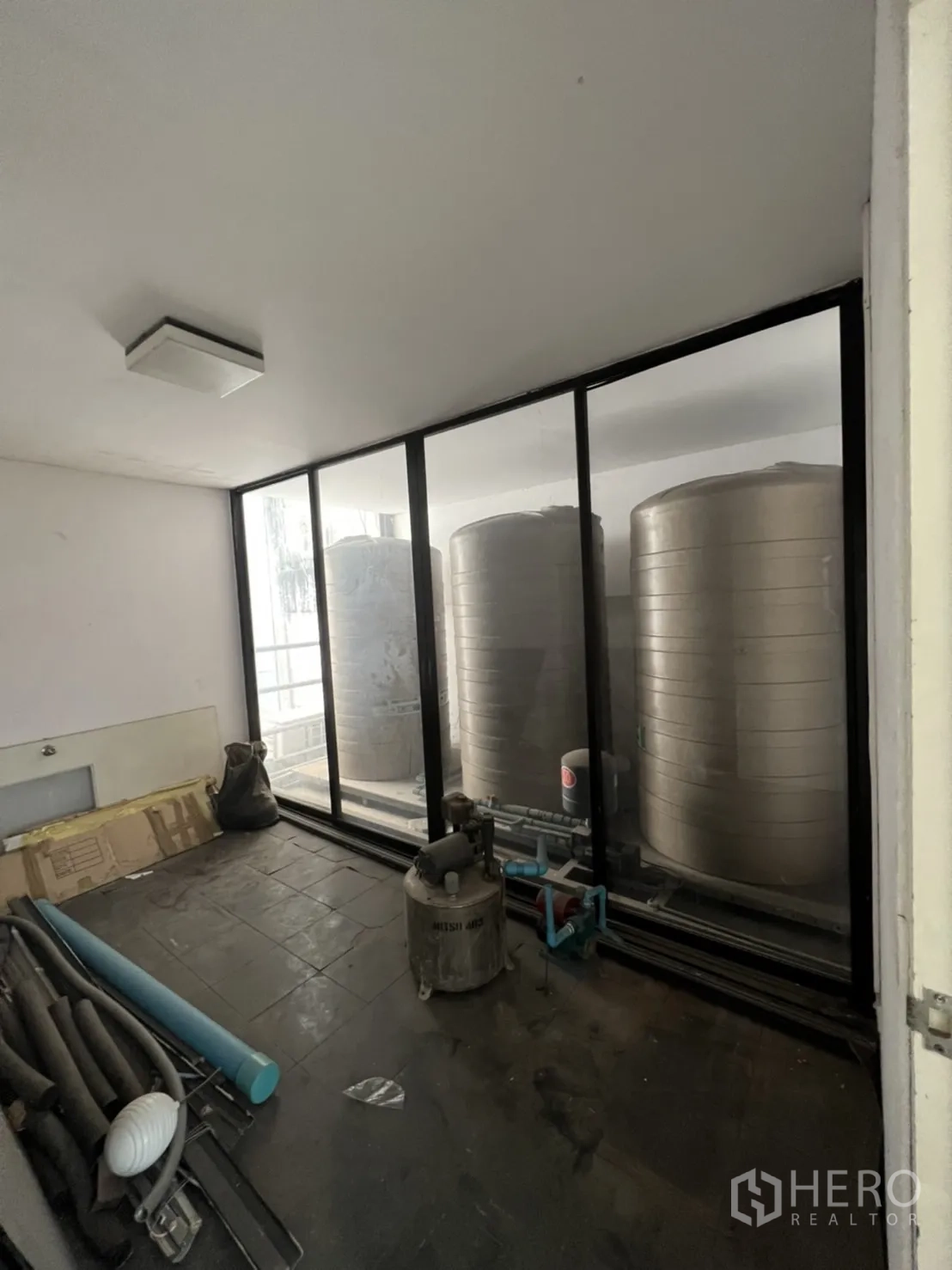 店屋 出租或出售在Watthana, Bangkok - 设备间，玻璃后有大型水箱