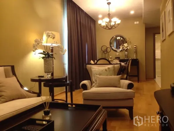 公寓 出租在Khlong Toei, Bangkok - 温暖色调的客餐厅，木地板与吊灯，素坤逸公寓内景