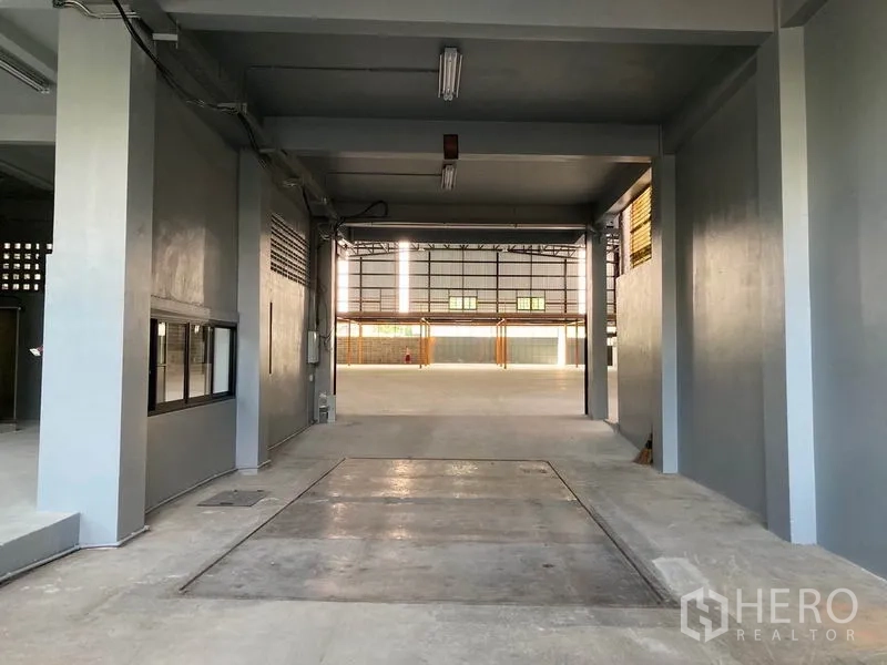 คลังสินค้า ให้เช่าในKhlong Toei, Bangkok - โถงโหลดของมีหลังคา ทางลาดเข้าสู่ฮอลล์หลักของโกดัง