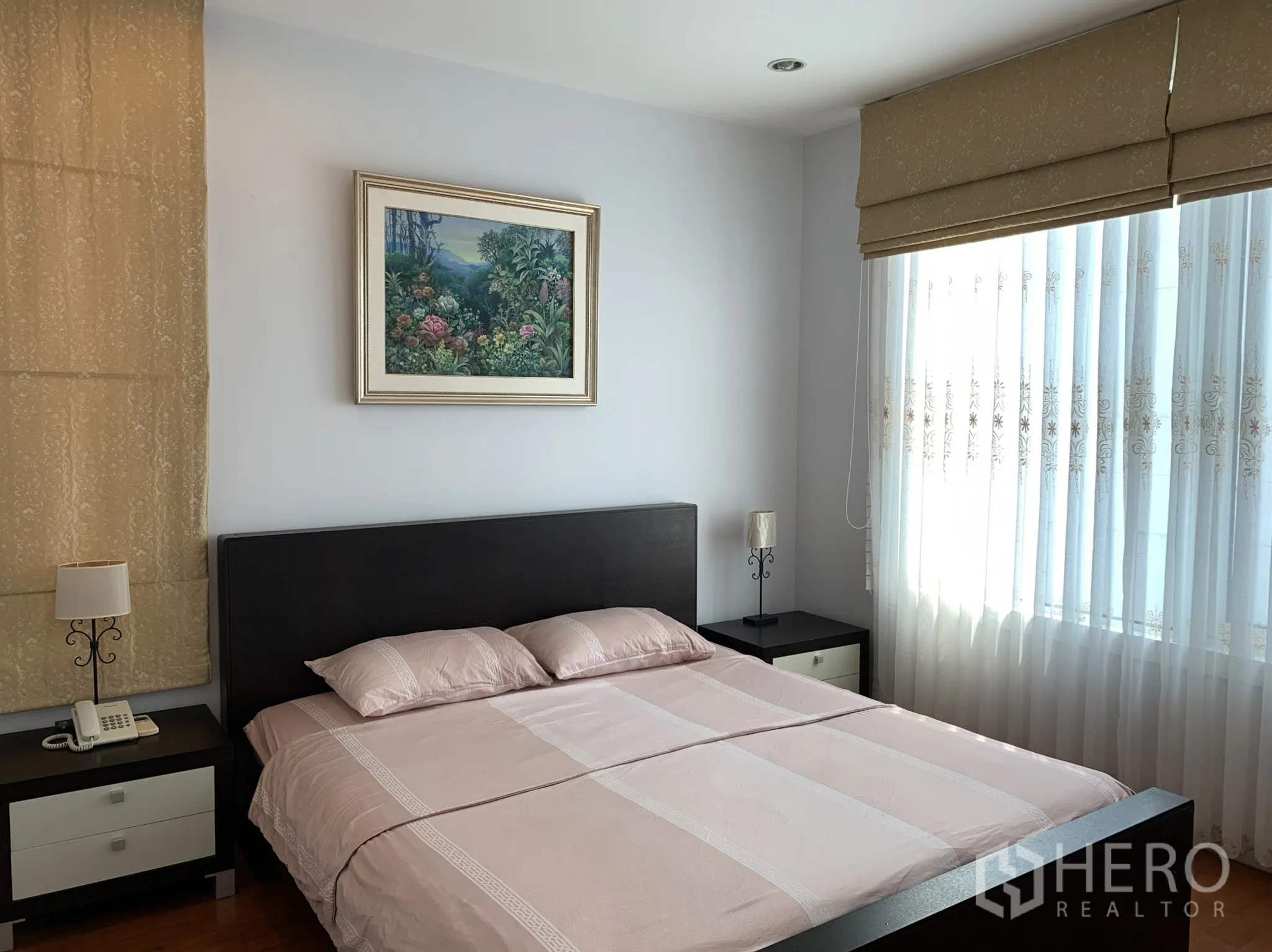 公寓 出租在Khlong Toei, Bangkok - 阳光卧室，双人床、床头柜与带罗马帘的大窗。