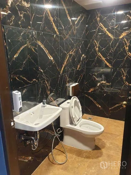 สำนักงานที่บ้าน ให้เช่าในKhlong Toei, Bangkok - ห้องน้ำโมเดิร์น ผนังหินอ่อนสีดำ สุขภัณฑ์สีขาว
