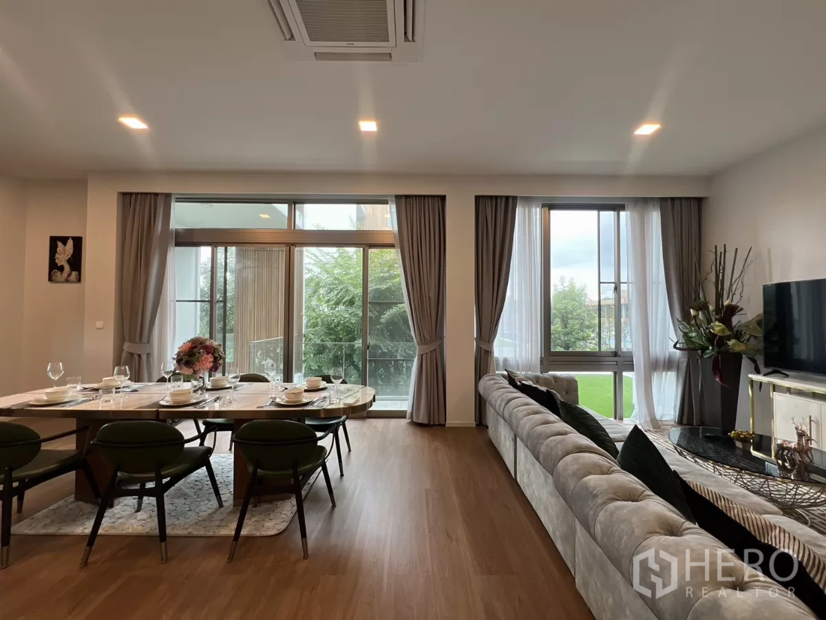 独立式住宅 出租在Saphan Sung, Bangkok - 舒适客厅，转角沙发与餐桌，筒灯照明