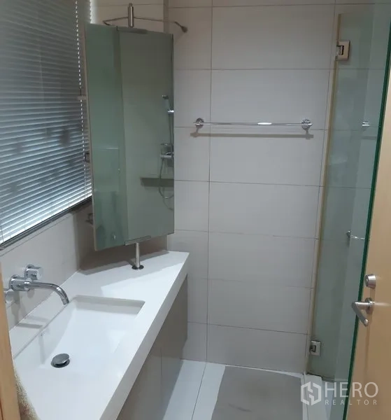 คอนโด ให้เช่าในKhlong Toei, Bangkok - ห้องน้ำสมัยใหม่ เคาน์เตอร์ยาว อ่างล้างหน้า ม่านบานเกล็ด และตู้ shower กระจก