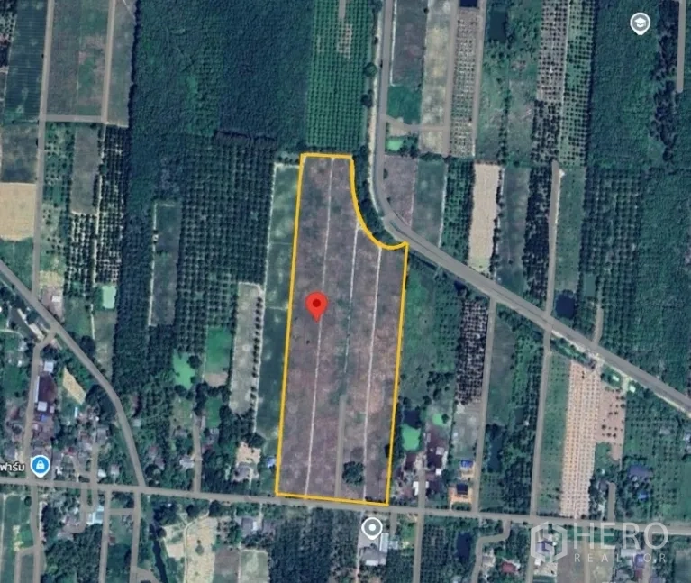 Land for sale in Mueang Prachuap Khiri Khan, Prachuap Khiri Khan - Open plot with electricity lines and a farm track across the field.