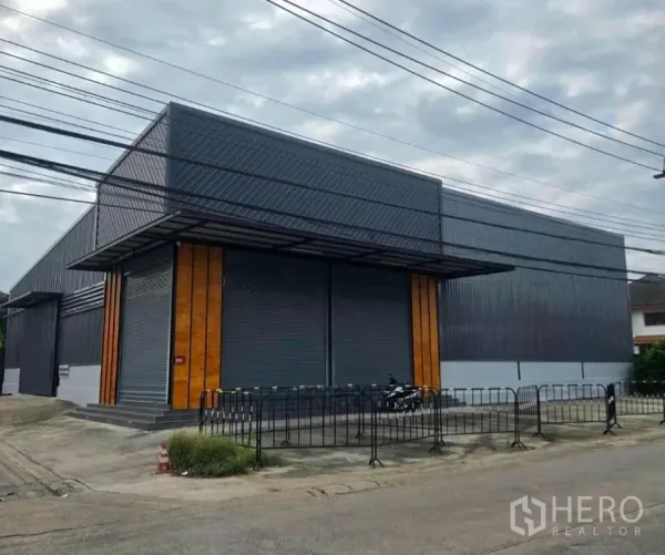 คลังสินค้า ให้เช่าในKhlong Toei, Bangkok - โกดังโครงสร้างเหล็กภายนอกสมัยใหม่ พร้อมประตูม้วนคู่และชายคาพื้นที่ขนถ่ายสินค้า