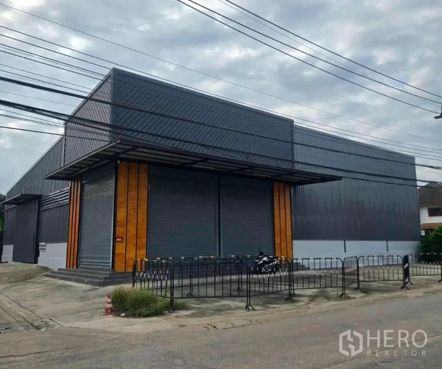 คลังสินค้า ให้เช่าในKhlong Toei, Bangkok - โกดังโครงสร้างเหล็กภายนอกสมัยใหม่ พร้อมประตูม้วนคู่และชายคาพื้นที่ขนถ่ายสินค้า