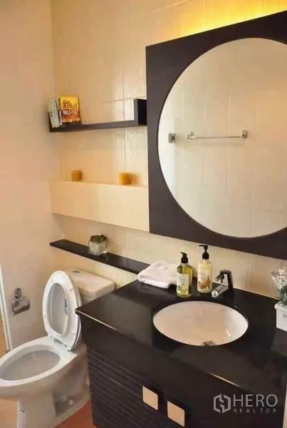 ทาวน์เฮาส์ ให้เช่า - เคาน์เตอร์อ่างล้างหน้า กระจกกลม และชั้นวางของสไตล์โมเดิร์น