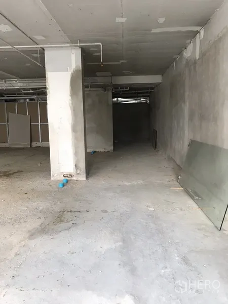 พื้นที่ขายปลีก ให้เช่าในKhlong Toei, Bangkok - ห้องเช่าทรงลึก พื้นคอนกรีต ผนังดิบ มีเสากลางและจุดเดินท่อน้ำ