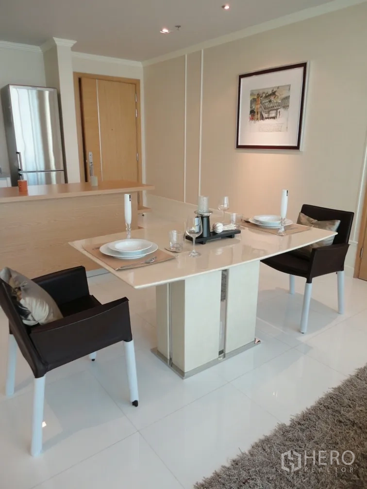 คอนโด ให้เช่าในKhlong Toei, Bangkok - พื้นที่ทานอาหารสว่างไสว โต๊ะเงาวาวจัดสำหรับสองที่ ติดกับครัวและตู้เย็นสแตนเลส