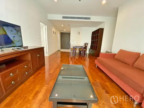 คอนโด ให้เช่าในKhlong Toei, Bangkok - โถงรับแขกแบบเปิด พร้อมชั้นวางทีวี โต๊ะกลางกระจก และพื้นไม้