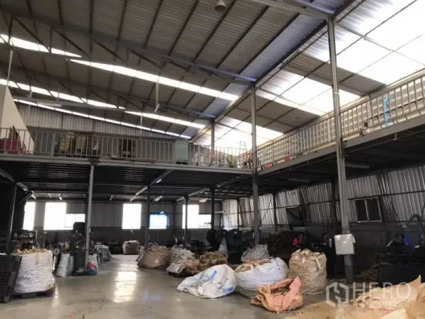 คลังสินค้า ให้เช่าในMueang Samut Prakan, Samut Prakan - ฮอลล์โกดังพร้อมทางเดินเมซานีนสองฝั่ง มีช่องแสงบนหลังคาและพื้นที่โล่งสำหรับจัดเก็บ